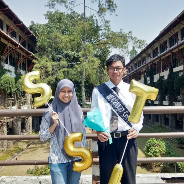 Pipin dan Visat saat kelulusan sidang akhir